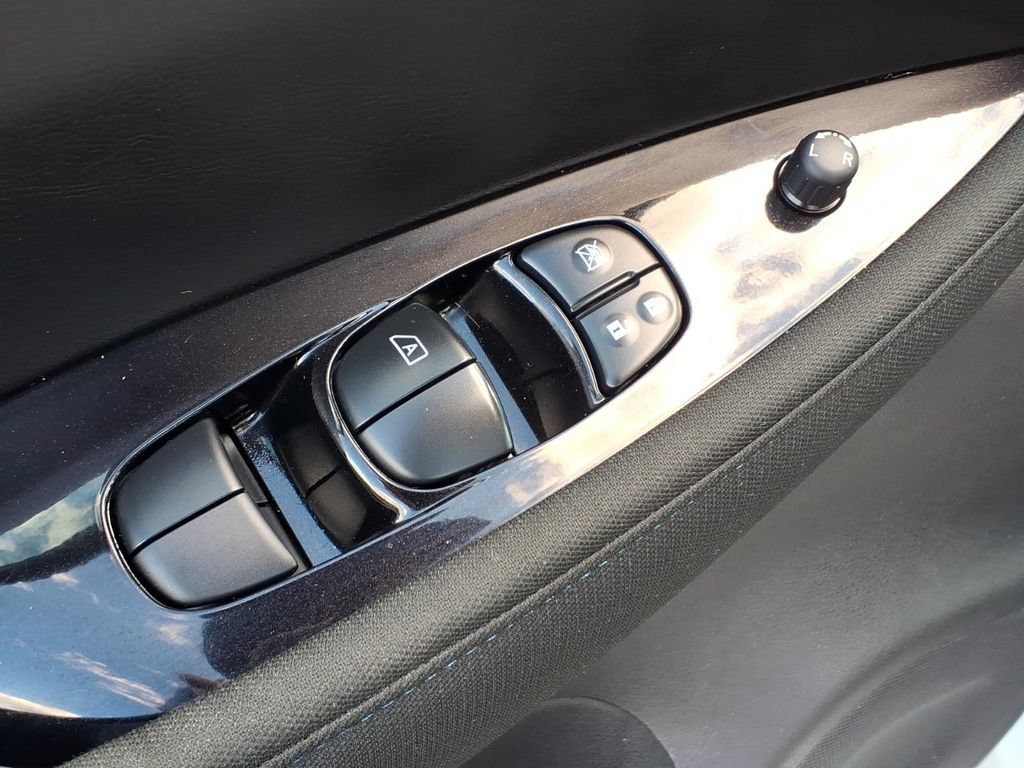Certified 2025 Nissan Leaf SV Plus FWD image 17