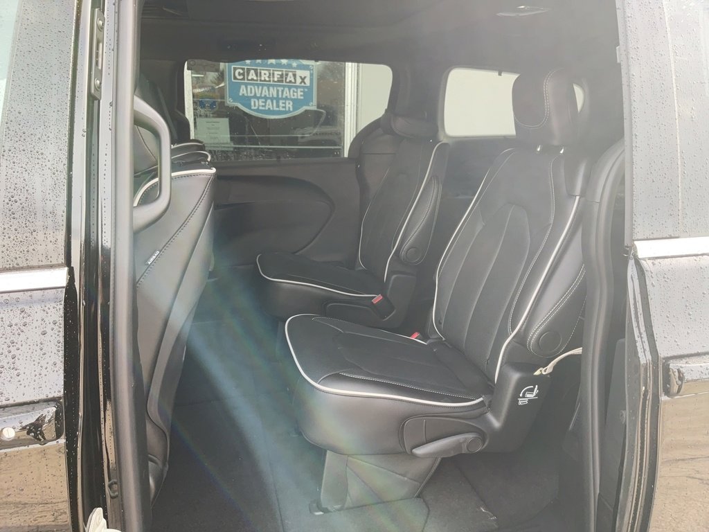 New 2026 Chrysler Pacifica Limited w/ Uconnect Theater Family Group image 9