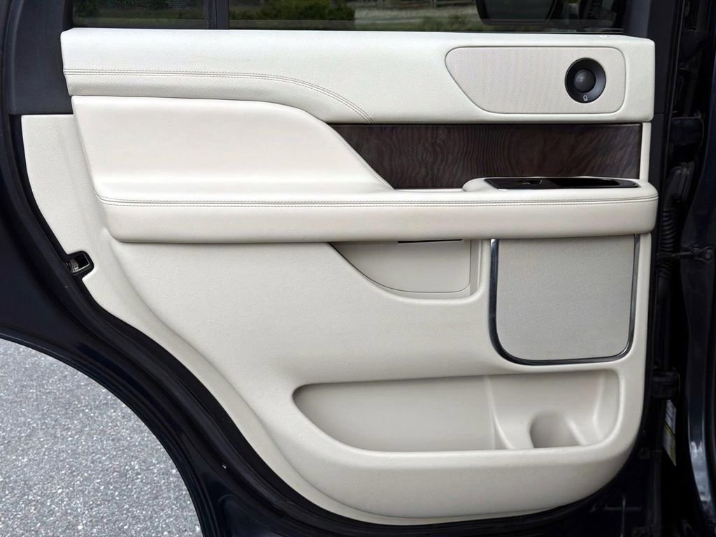Used 2021 Lincoln Navigator 2WD image 12