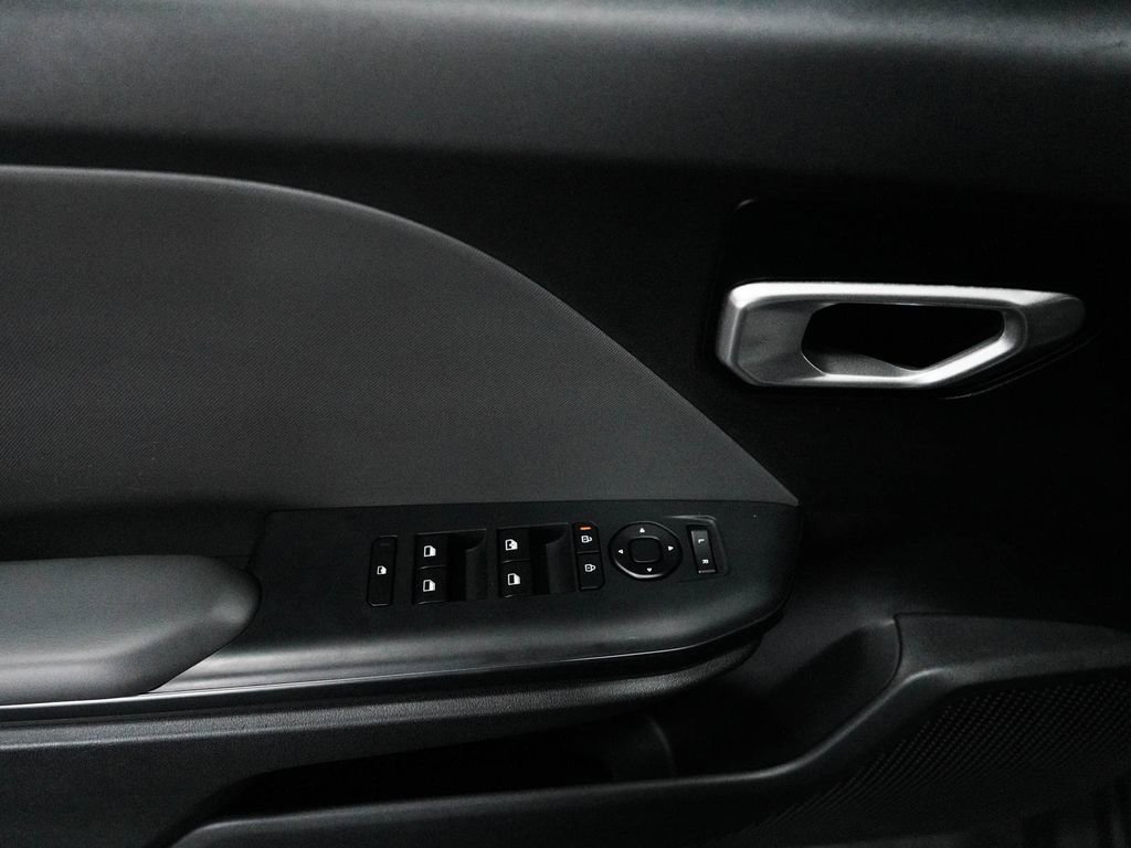 Used 2025 Kia K4 LXS image 12