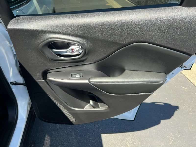Used 2020 Jeep Cherokee Latitude Plus FWD image 10