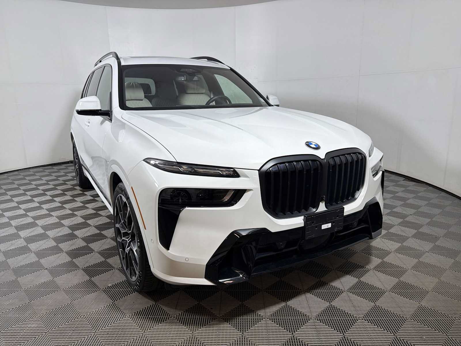 Used 2026 BMW X7 xDrive40i w/ M Sport Package AWD/4WD image 2