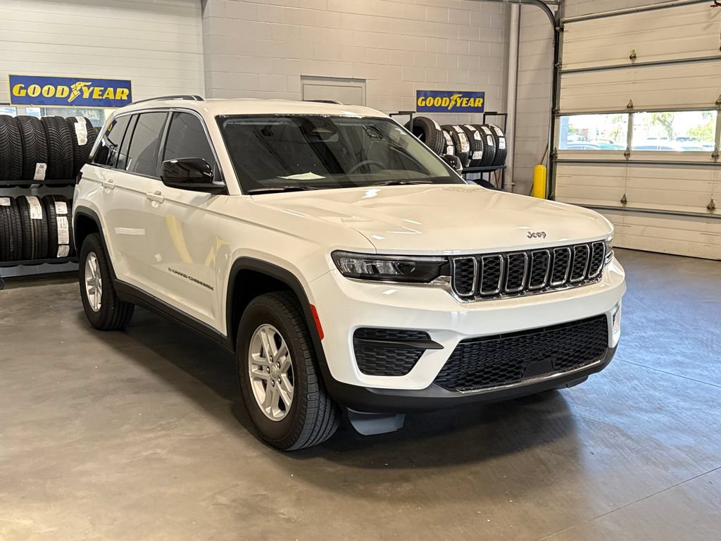 Used 2023 Jeep Grand Cherokee Laredo AWD/4WD image 3