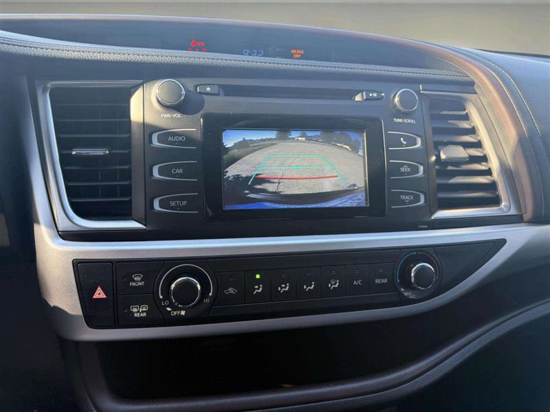 Used 2018 Toyota Highlander LE image 31