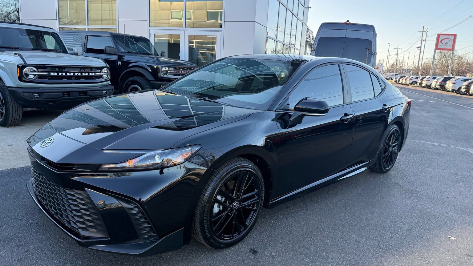 Used 2025 Toyota Camry SE image 1