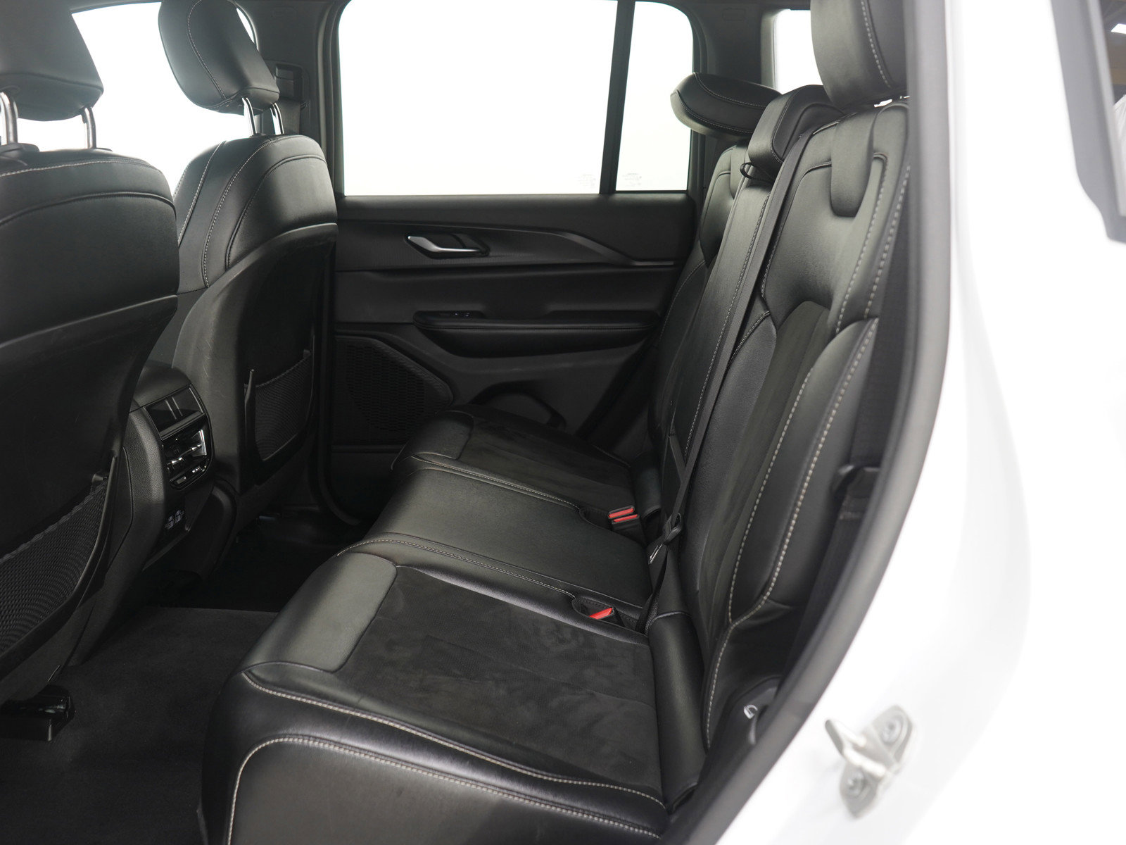 Used 2024 Jeep Grand Cherokee Altitude image 15