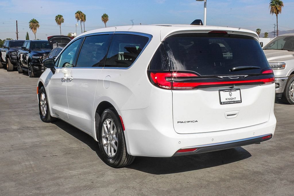 New 2027 Chrysler Pacifica Select FWD image 7