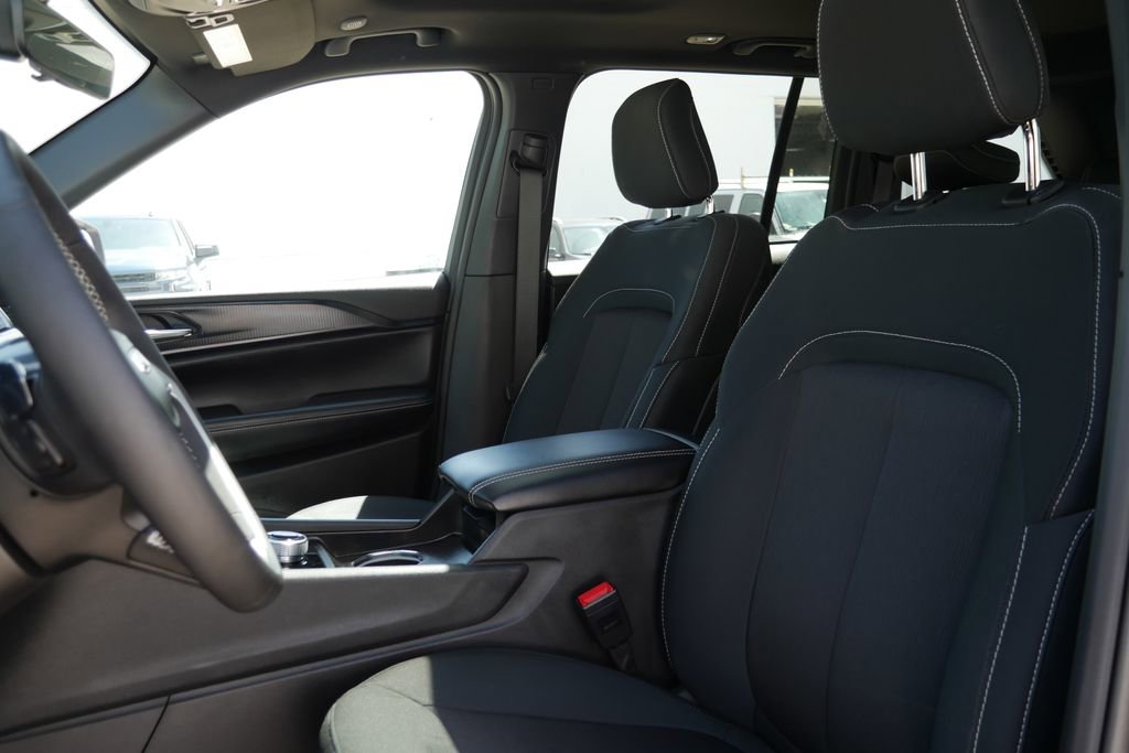 Used 2025 Jeep Grand Cherokee Laredo X w/ Luxury Tech Group I AWD/4WD image 9