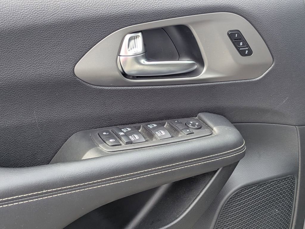 Used 2025 Chrysler Pacifica Select image 16