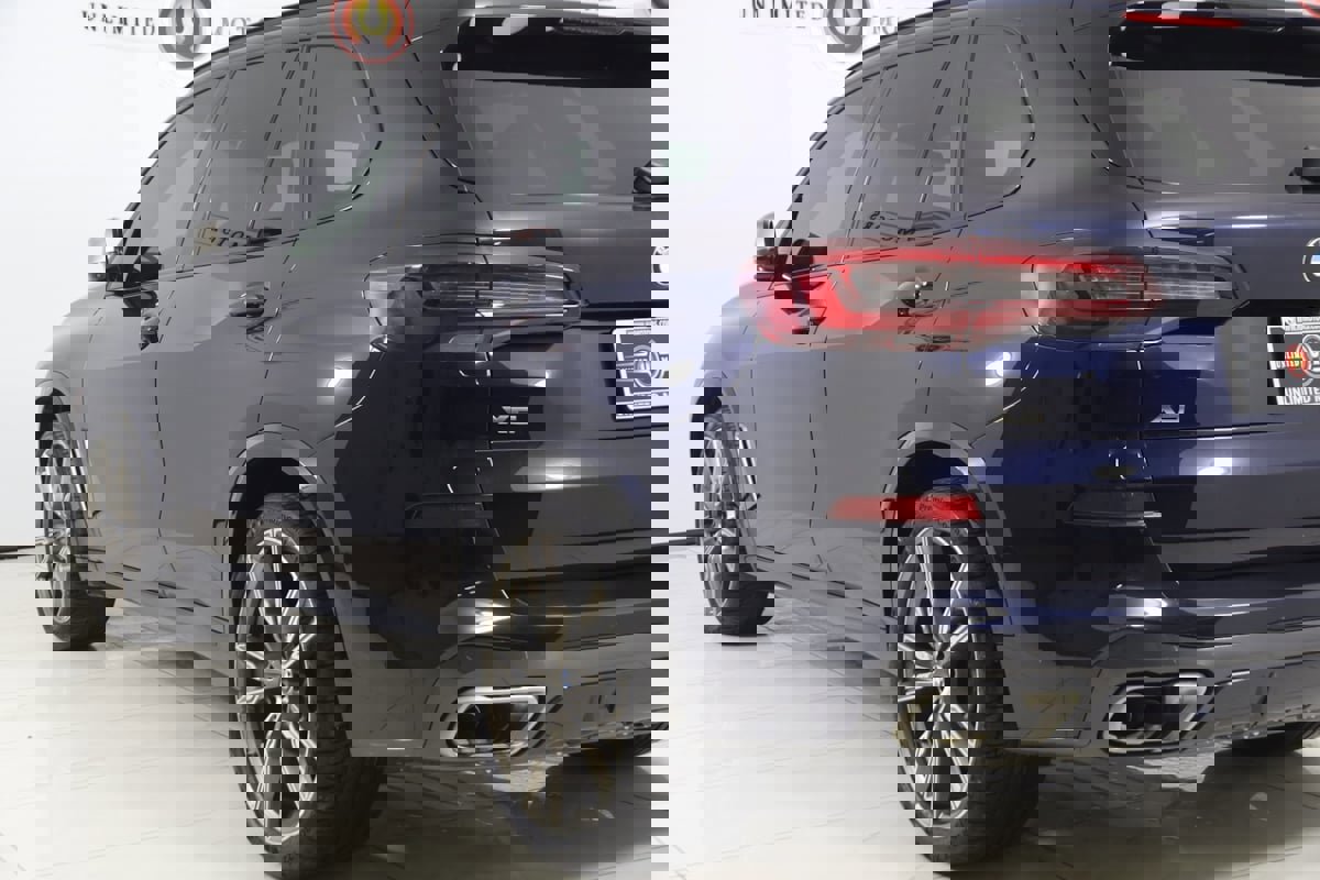 Used 2021 BMW X5 M50i image 28