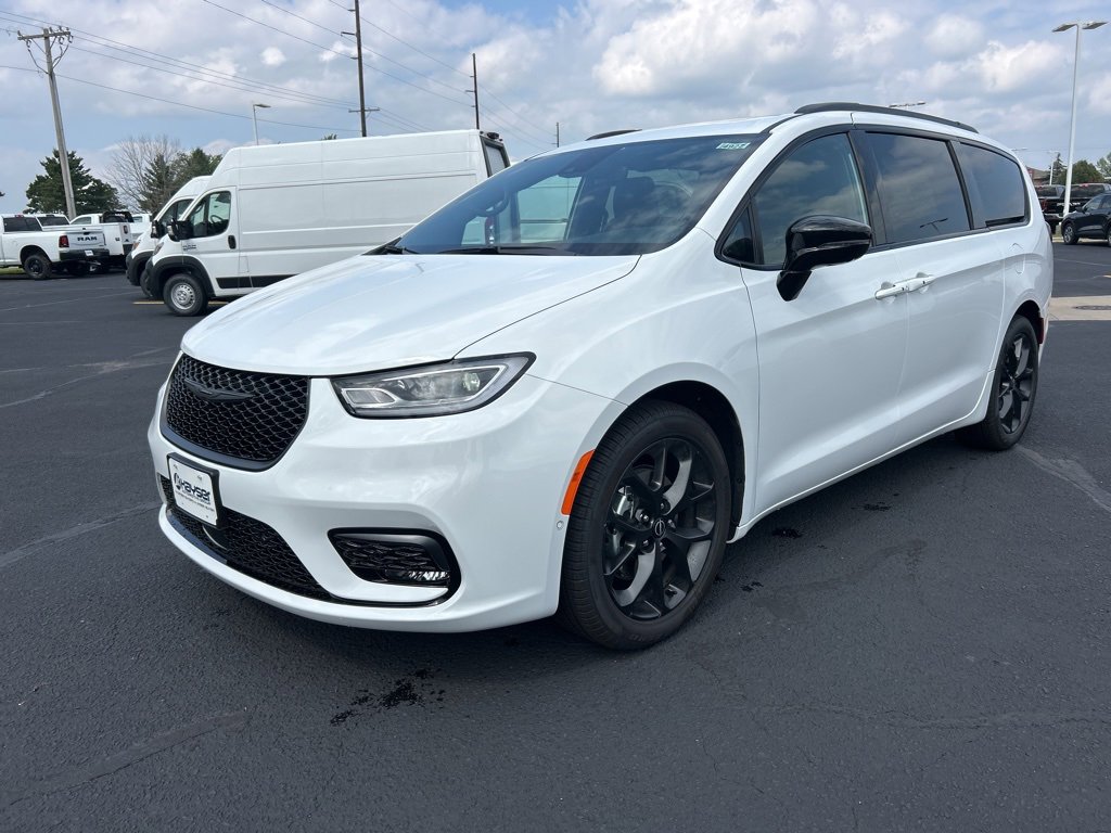 New 2026 Chrysler Pacifica Limited w/ S Appearance Package image 3