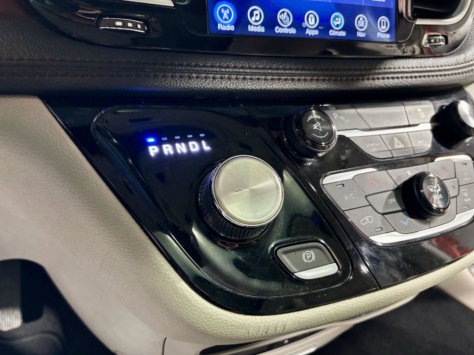 Used 2017 Chrysler Pacifica Limited w/ UConnect Theater Package image 34