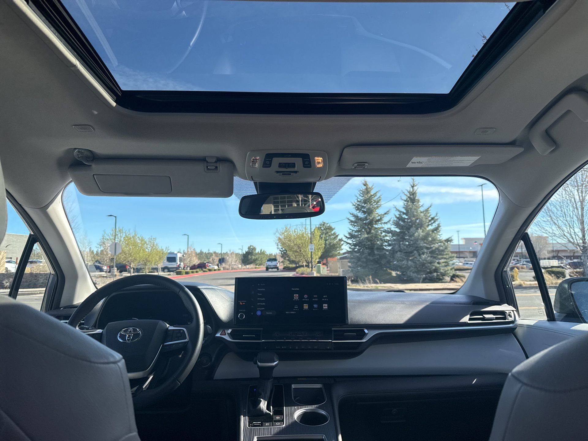 Used 2025 Toyota Sienna XLE image 30