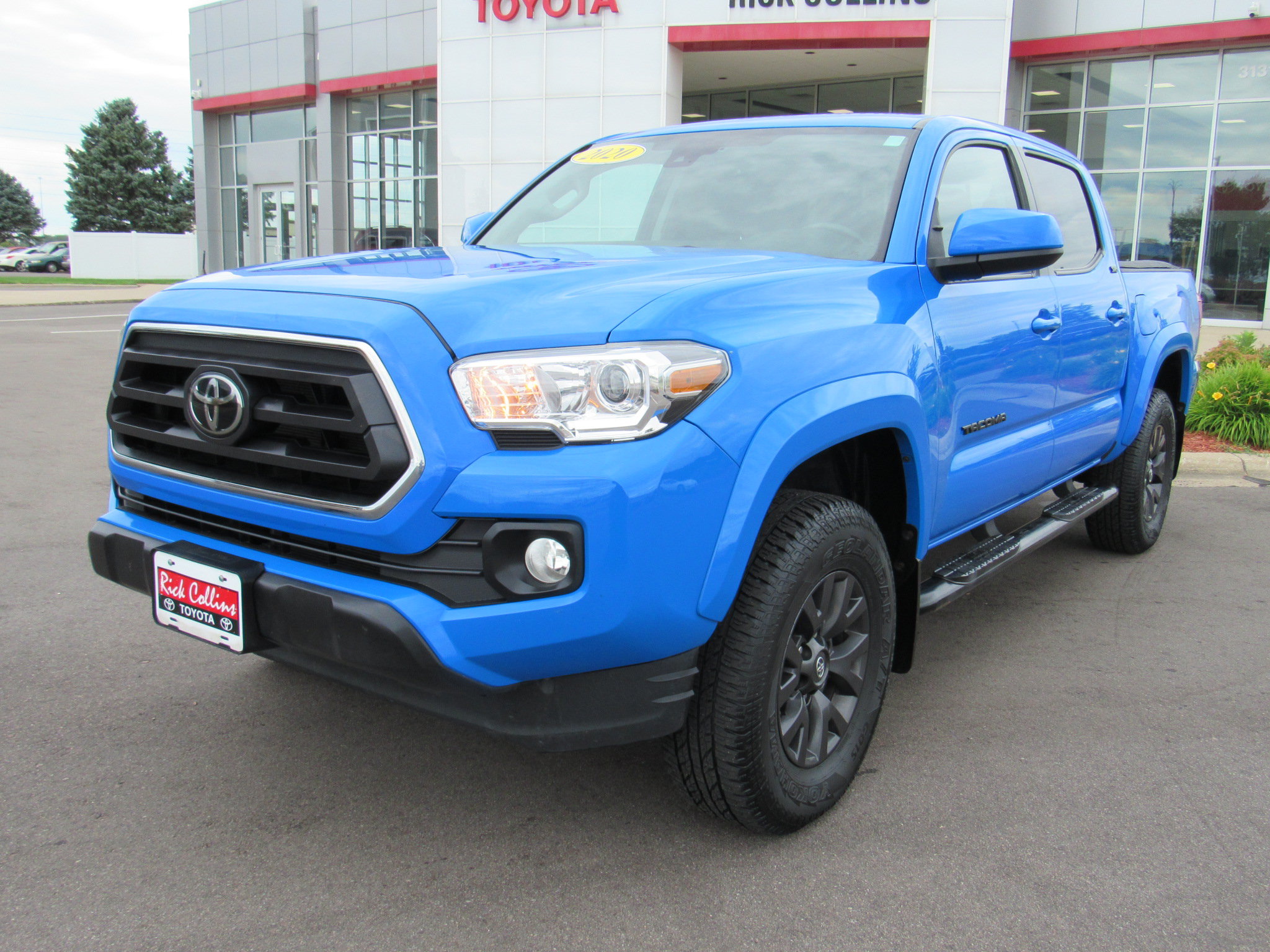 Used 2020 Toyota Tacoma SR5 w/ Blackout Package AWD/4WD image 2