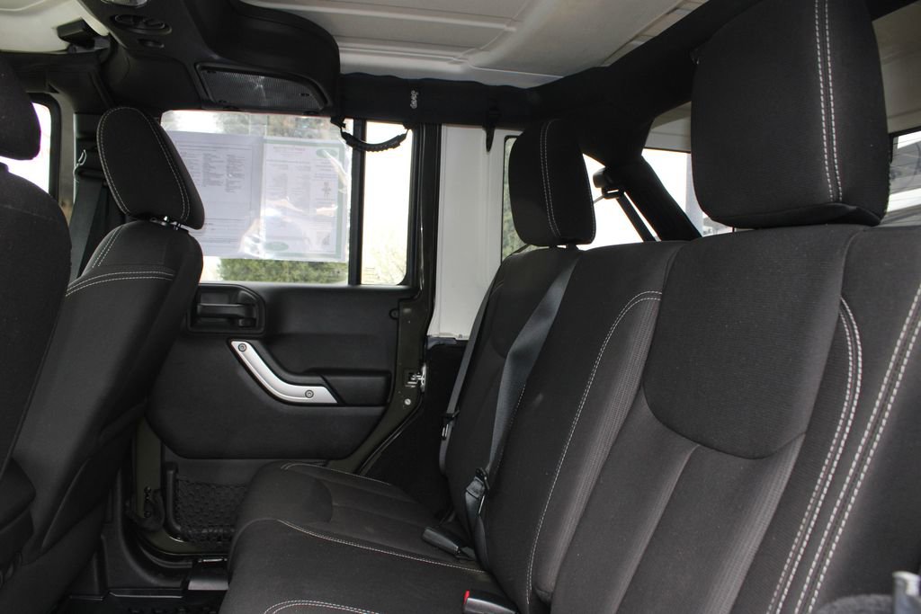 Used 2015 Jeep Wrangler Unlimited Rubicon w/ Connectivity Group AWD/4WD image 42