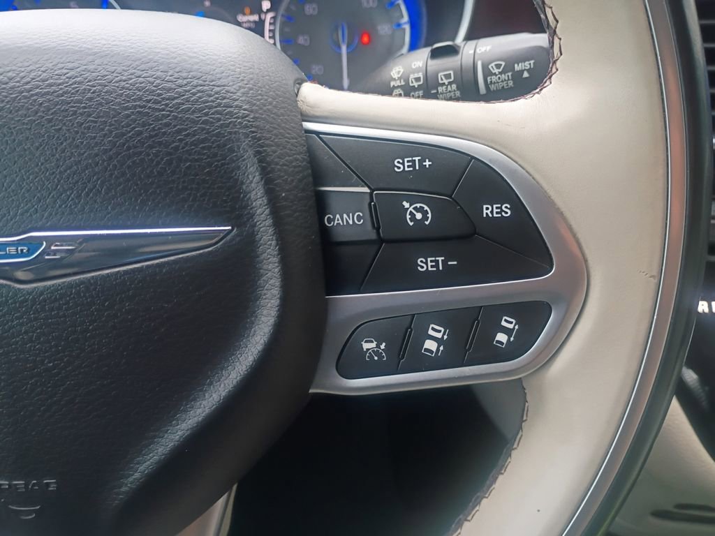Used 2017 Chrysler Pacifica Limited image 25