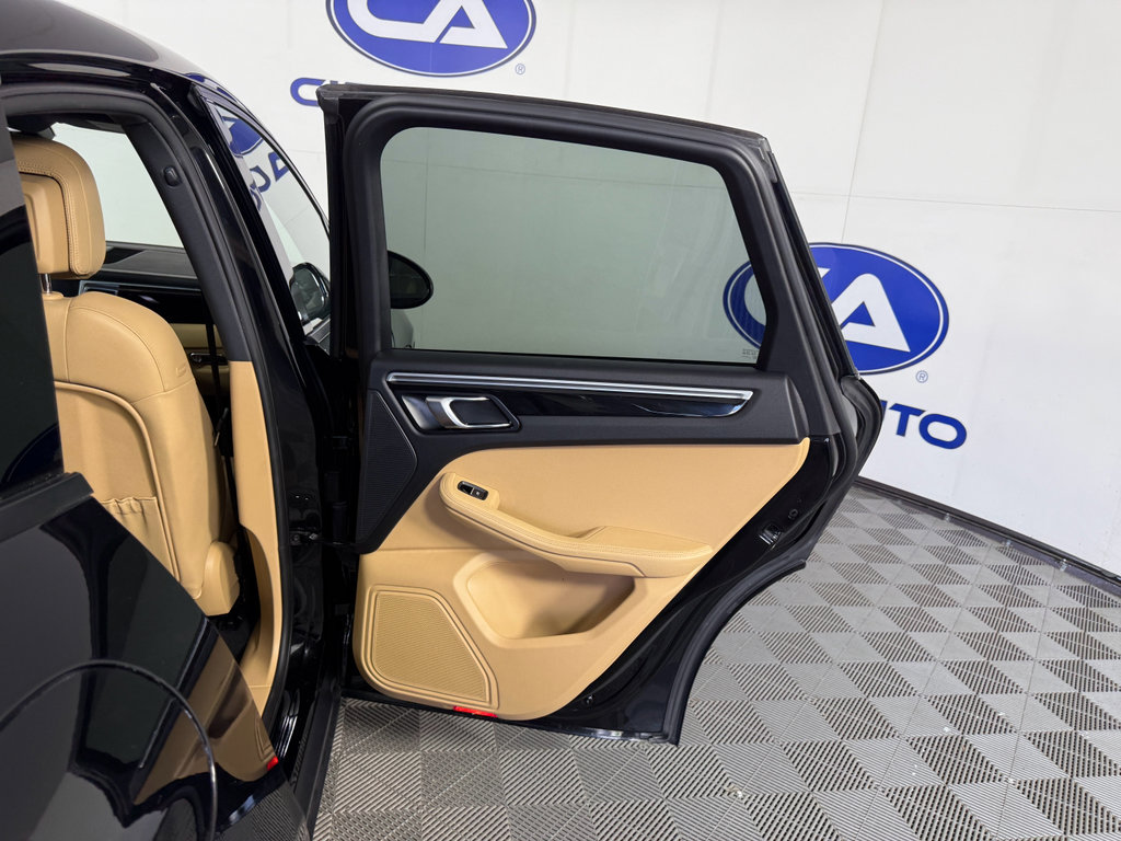 Used 2018 Porsche Macan Base (PDK) image 13