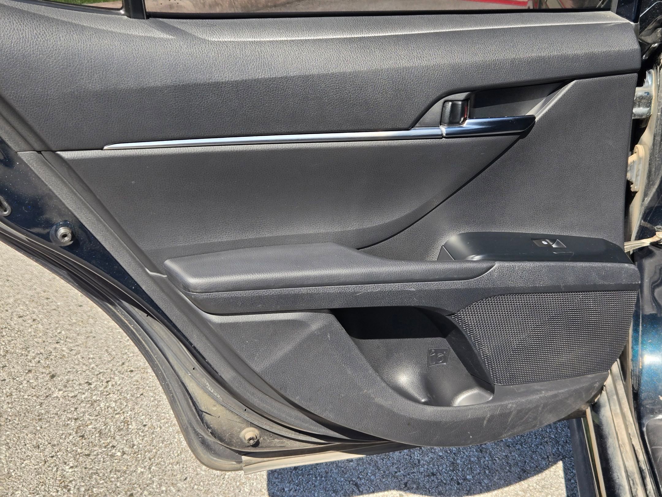 Used 2018 Toyota Camry SE w/ Moonroof Package FWD image 15