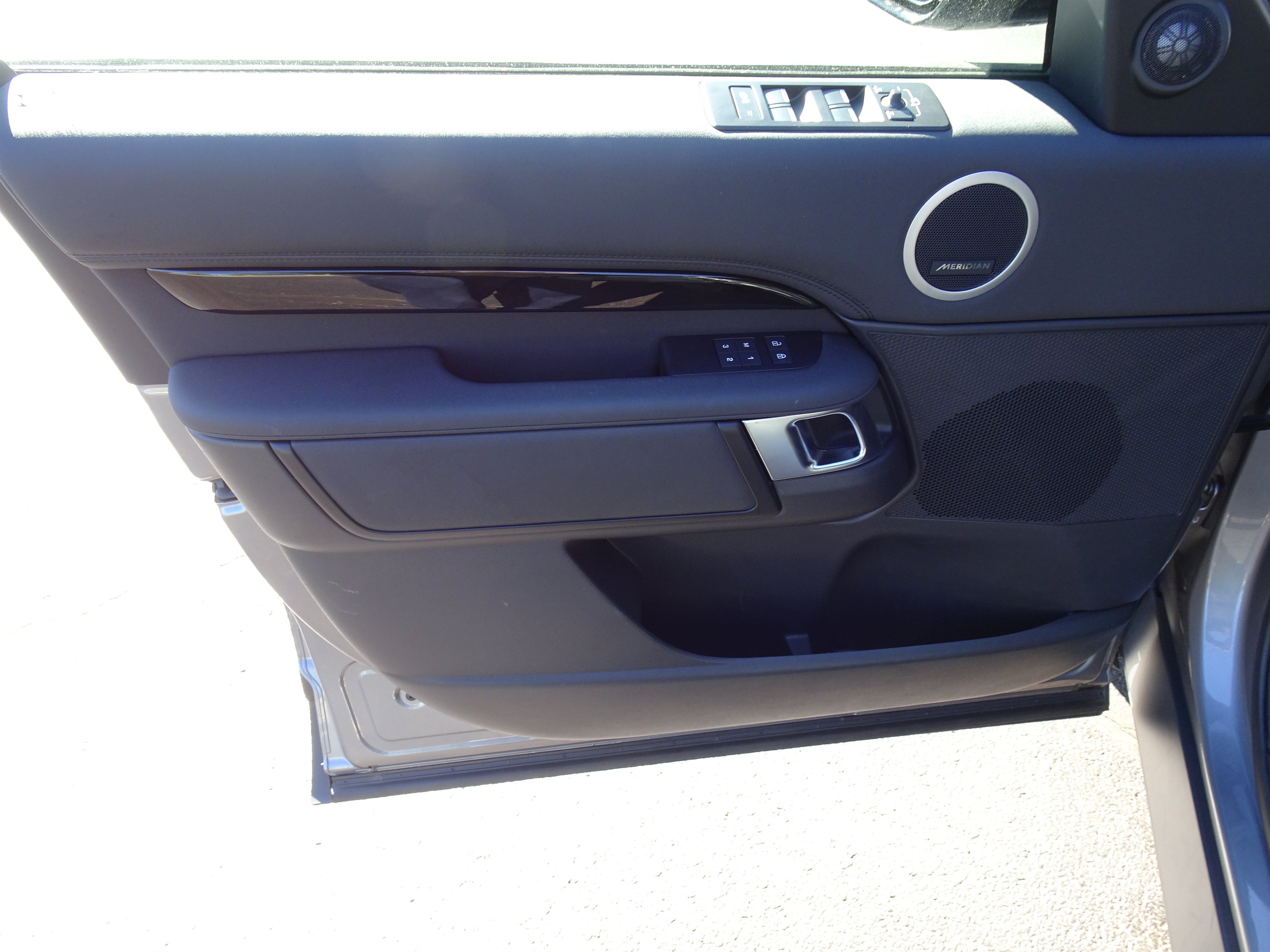 Certified 2025 Land Rover Discovery S AWD/4WD image 17