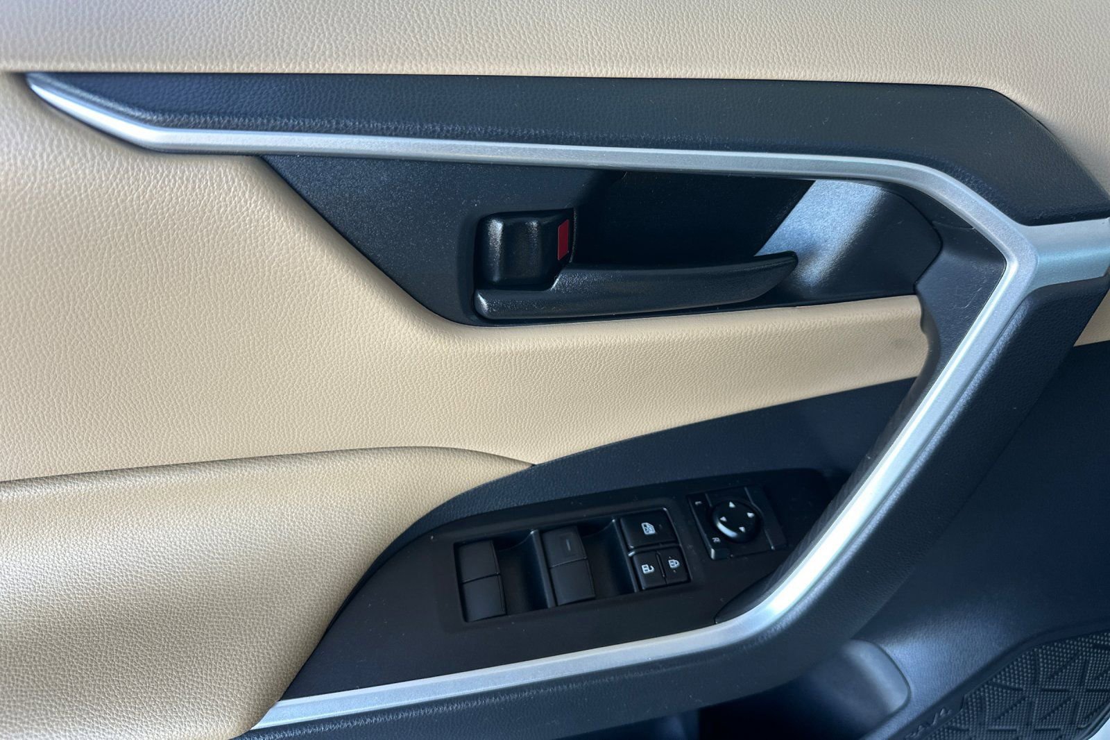 Certified 2022 Toyota RAV4 LE AWD/4WD image 12