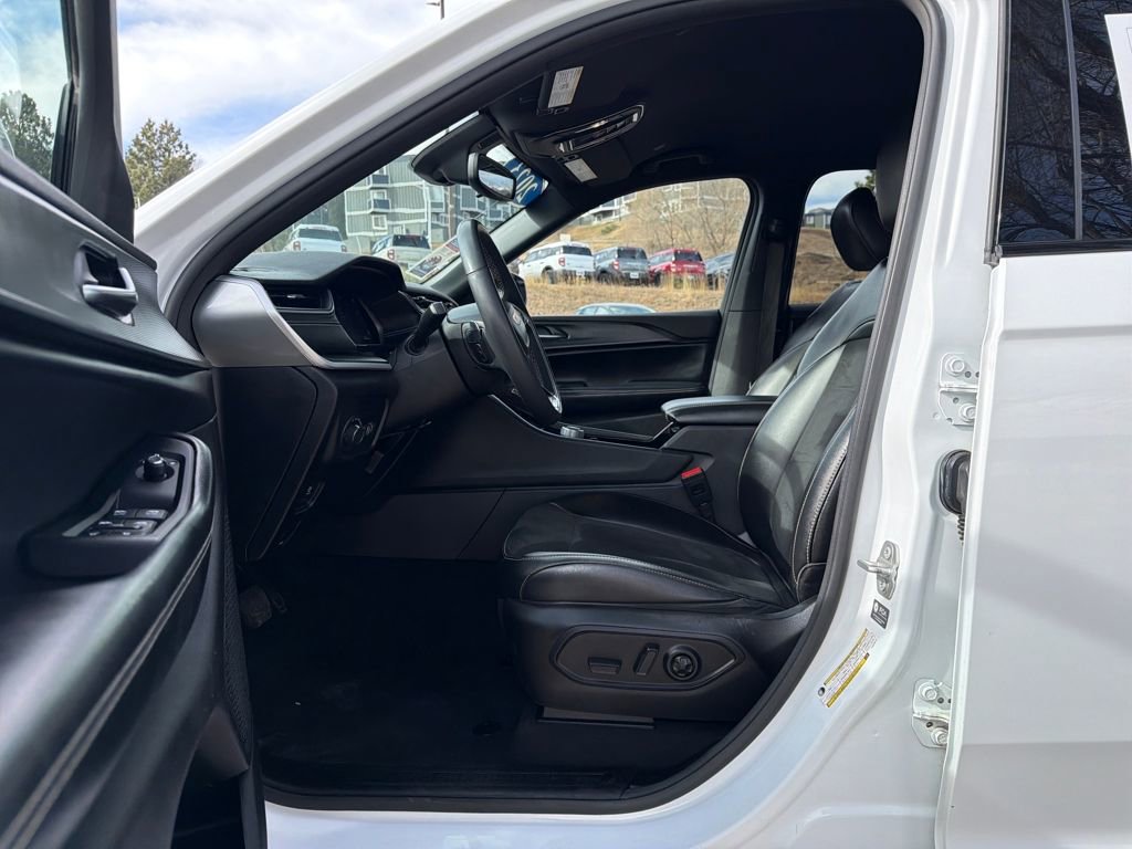 Used 2023 Jeep Grand Cherokee L Laredo image 10