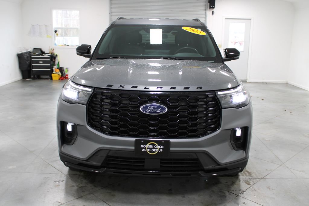 Used 2025 Ford Explorer ST-Line w/ ST-Line Street Pack image 3