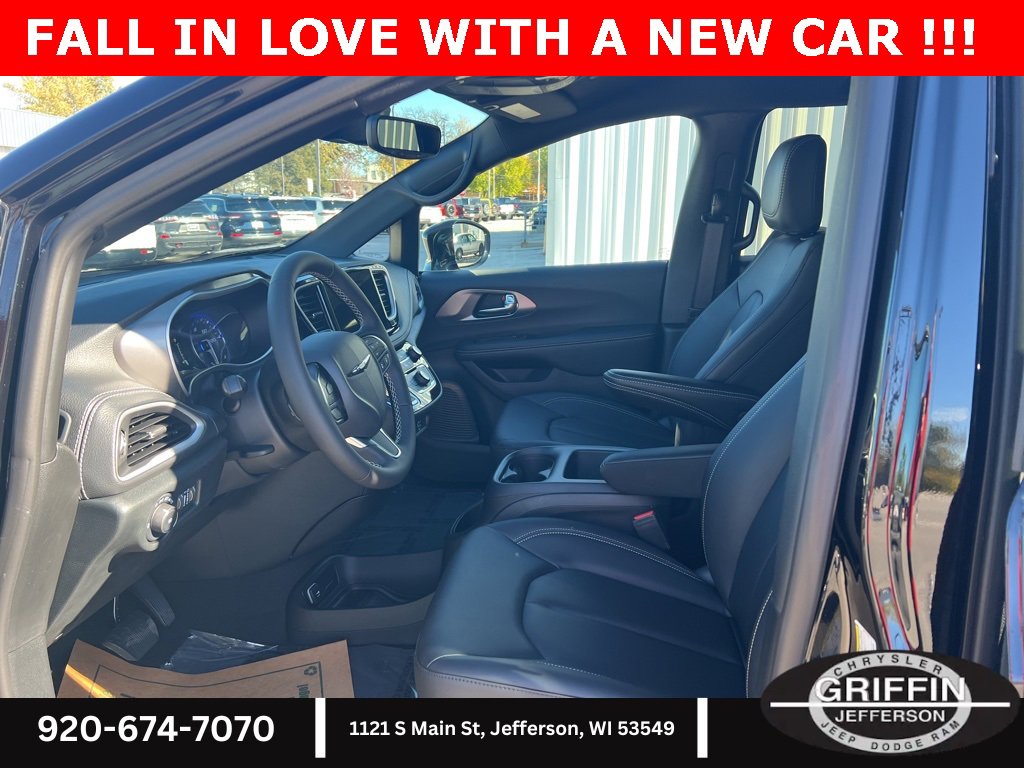 New 2026 Chrysler Pacifica Select image 12