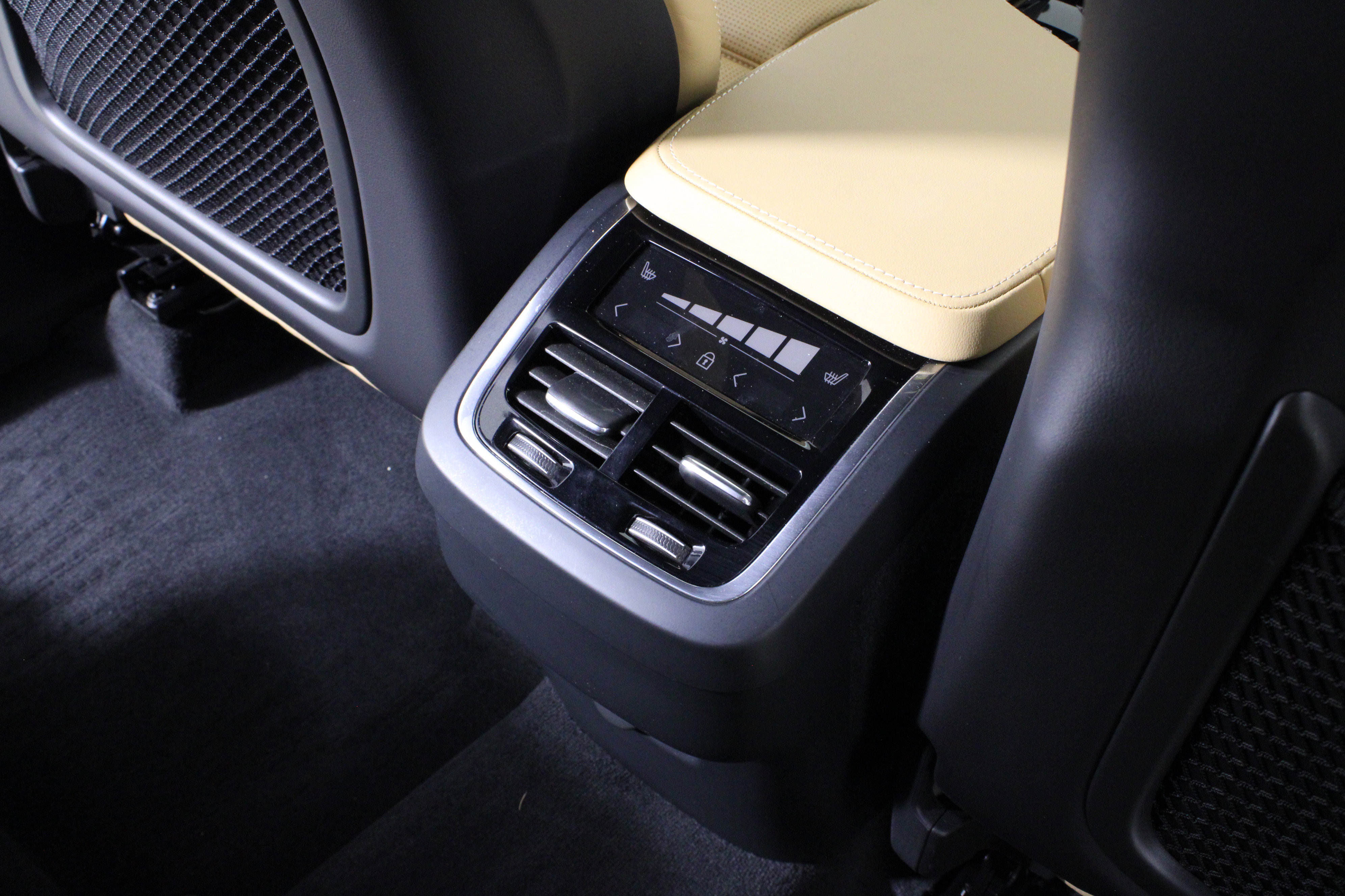 Used 2025 Volvo XC90 B6 Ultra w/ Protection Package Premier image 16