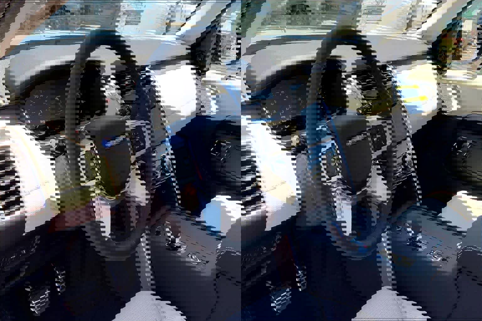 New 2025 Land Rover Discovery Dynamic SE image 8