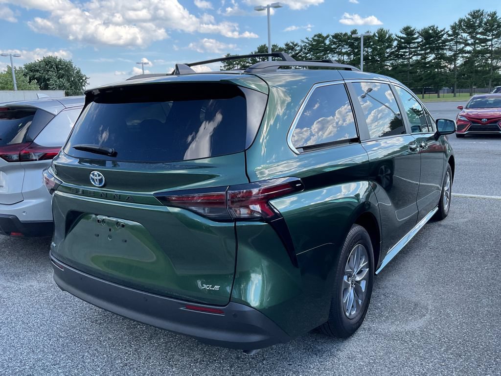 Used 2025 Toyota Sienna XLE FWD image 12