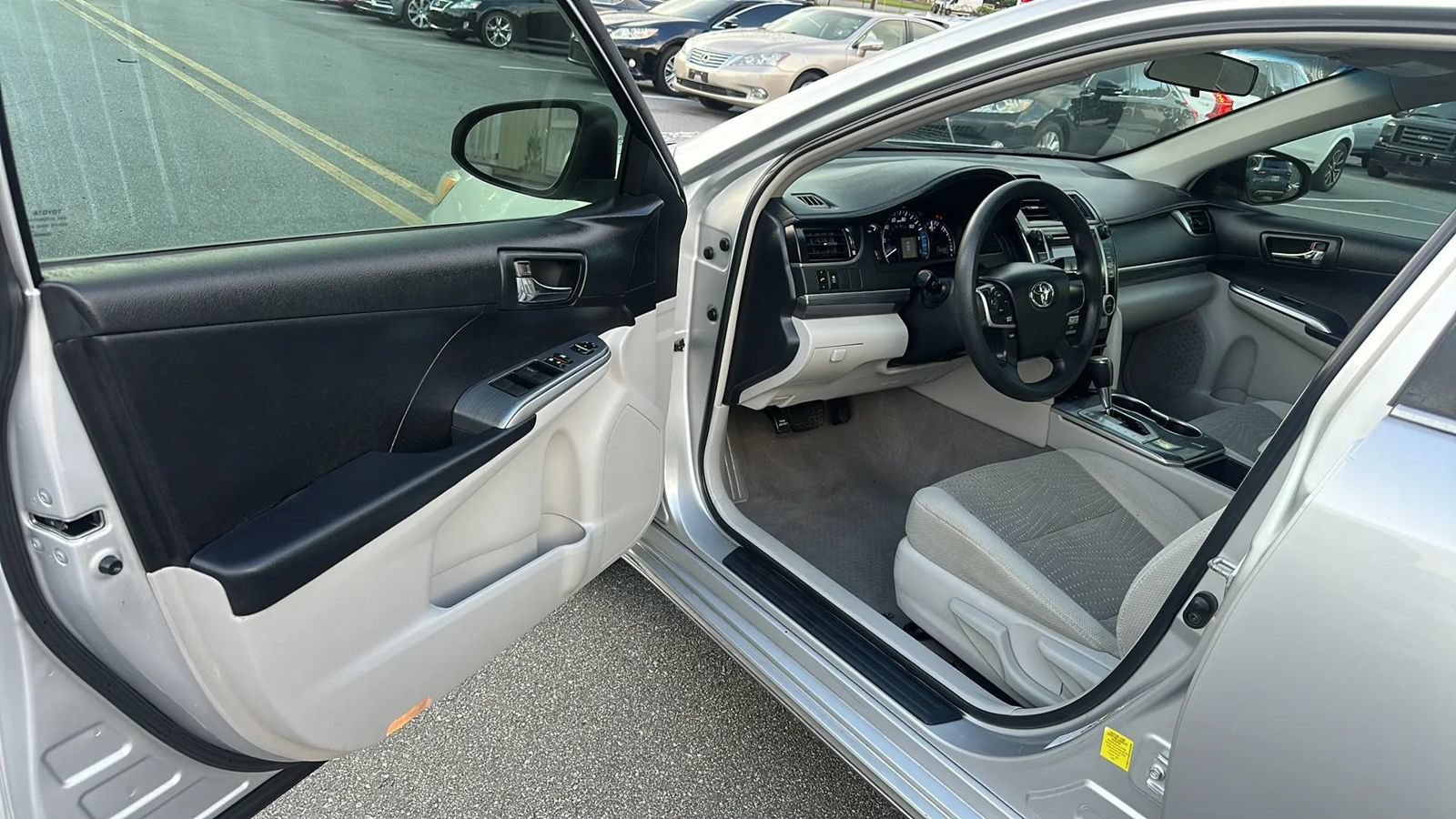 Used 2012 Toyota Camry LE FWD image 19