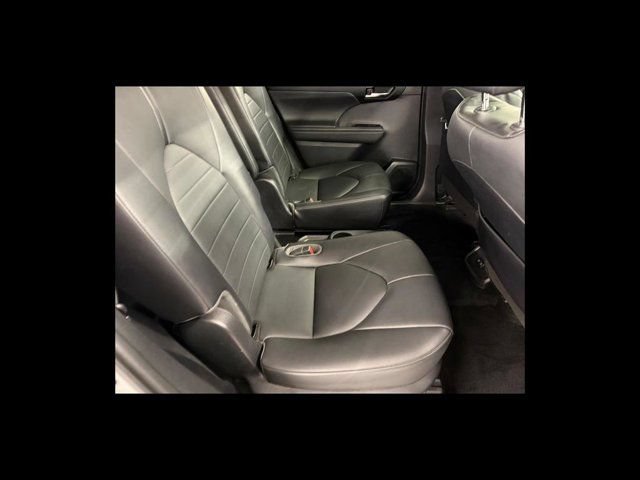 Used 2021 Toyota Highlander XLE AWD/4WD image 19