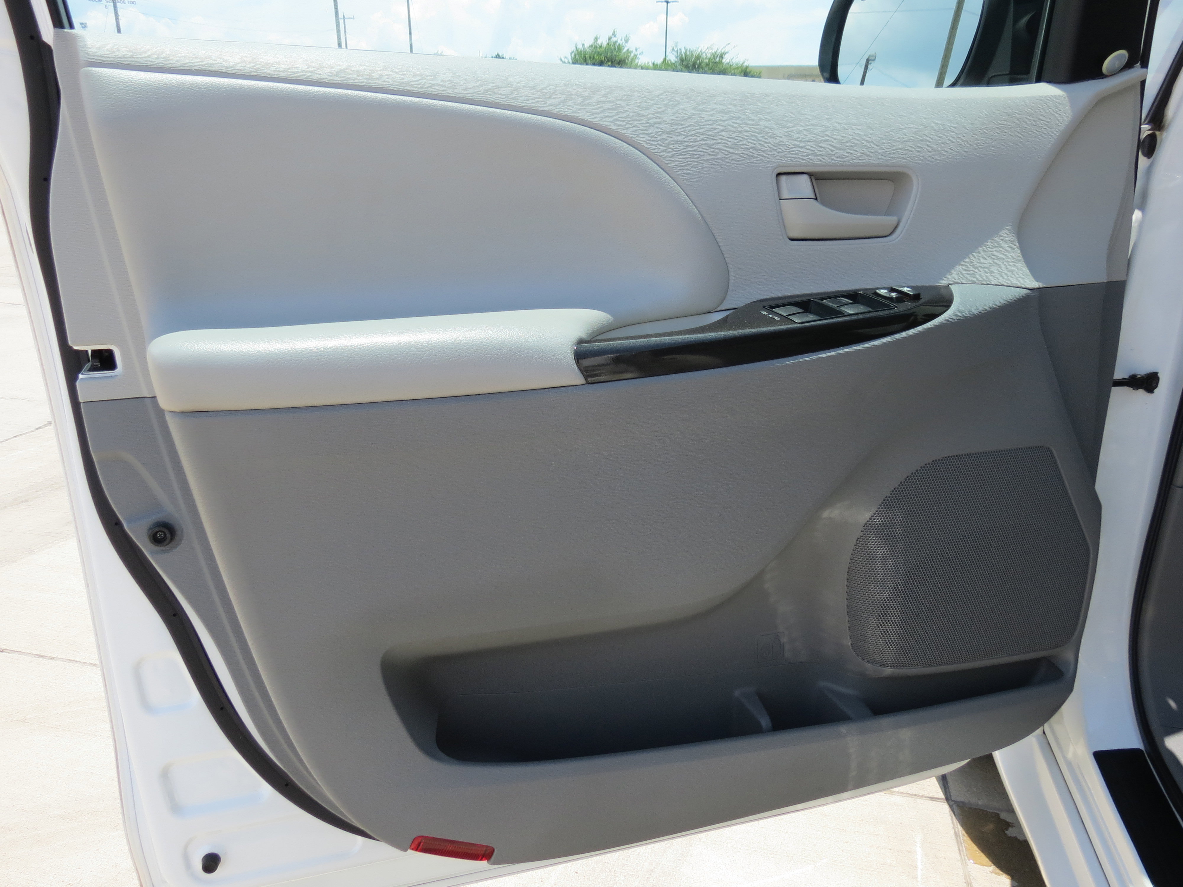 Used 2014 Toyota Sienna LE FWD image 23