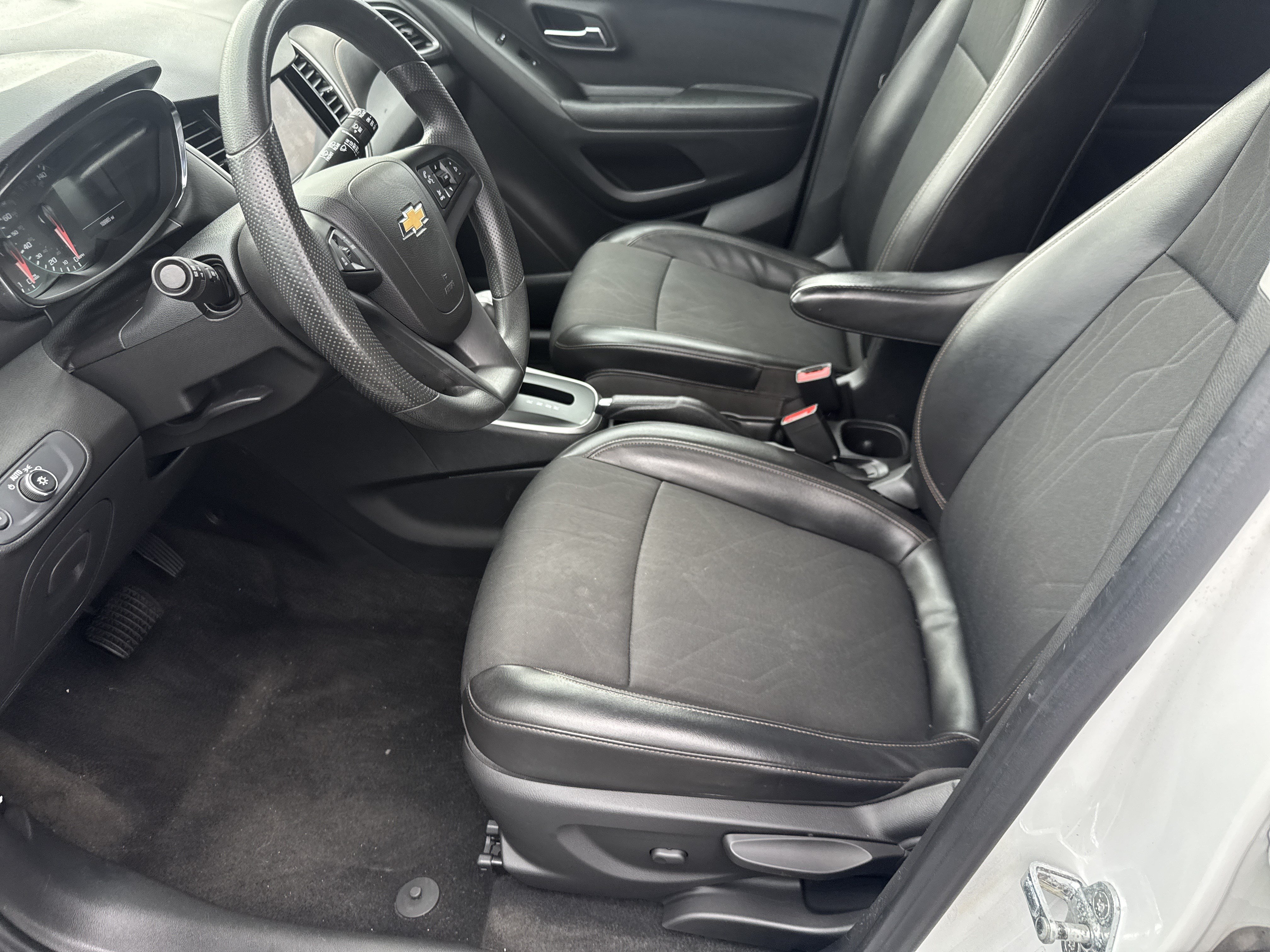 Used 2022 Chevrolet Trax LT FWD image 14