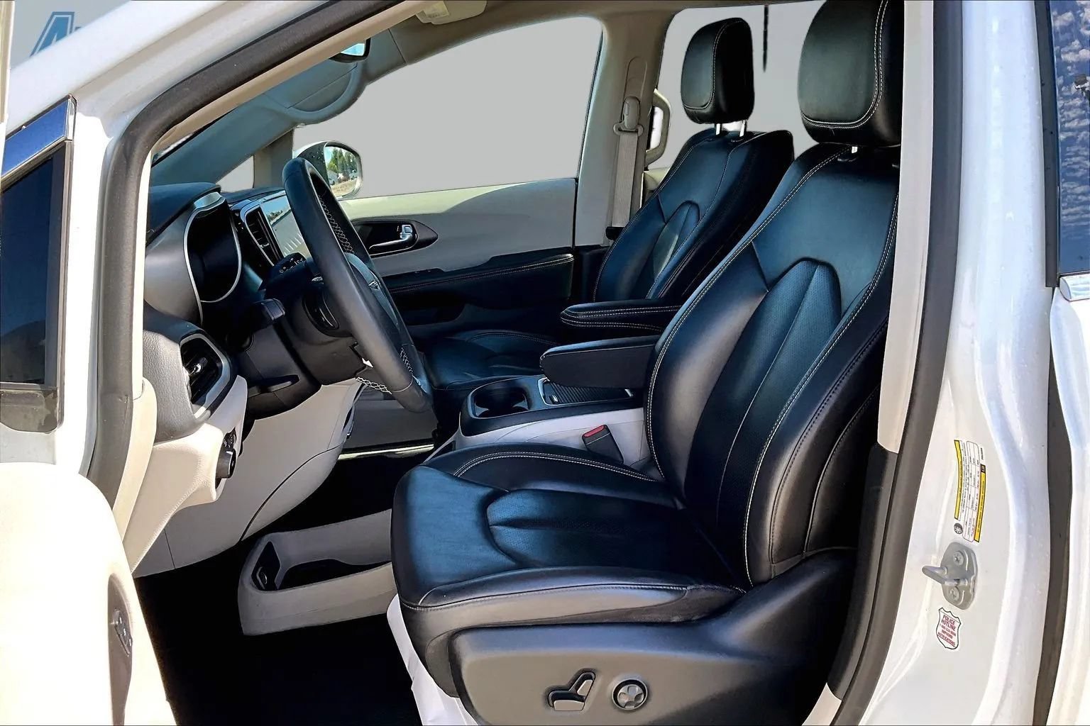 Used 2023 Chrysler Pacifica Touring-L FWD image 20