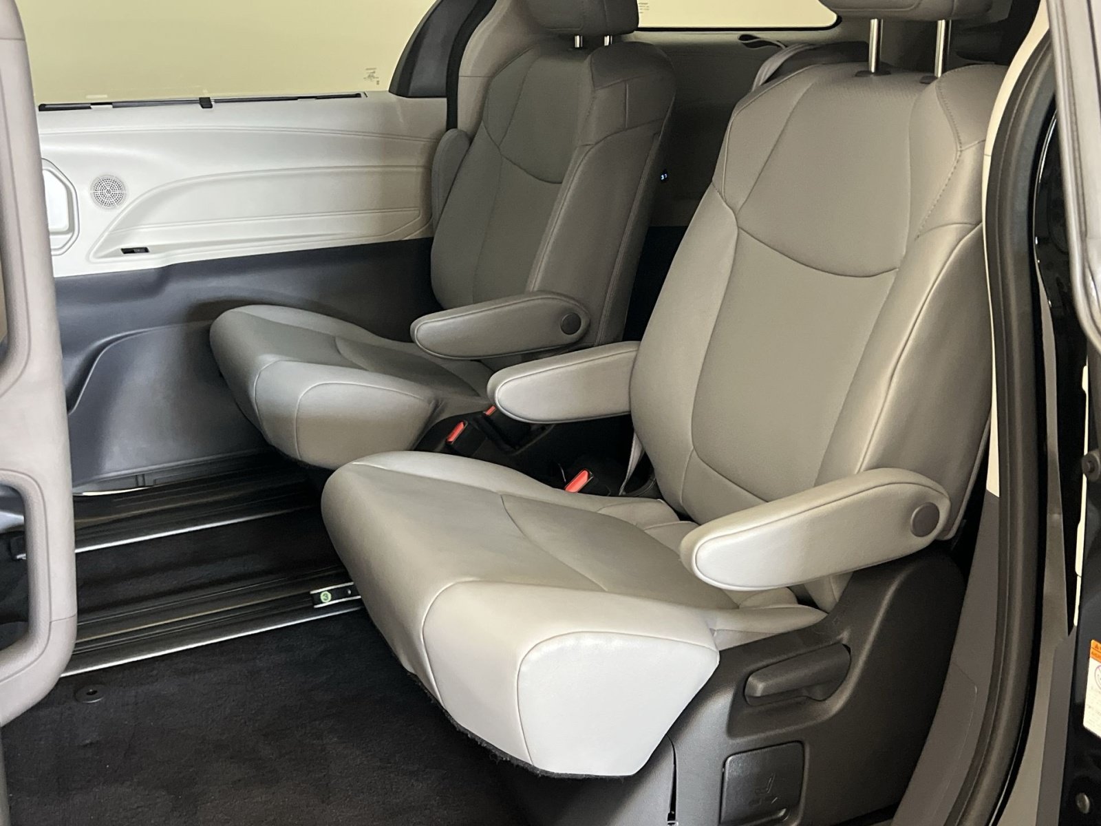 Used 2024 Toyota Sienna XLE w/ XLE Plus Package FWD image 24