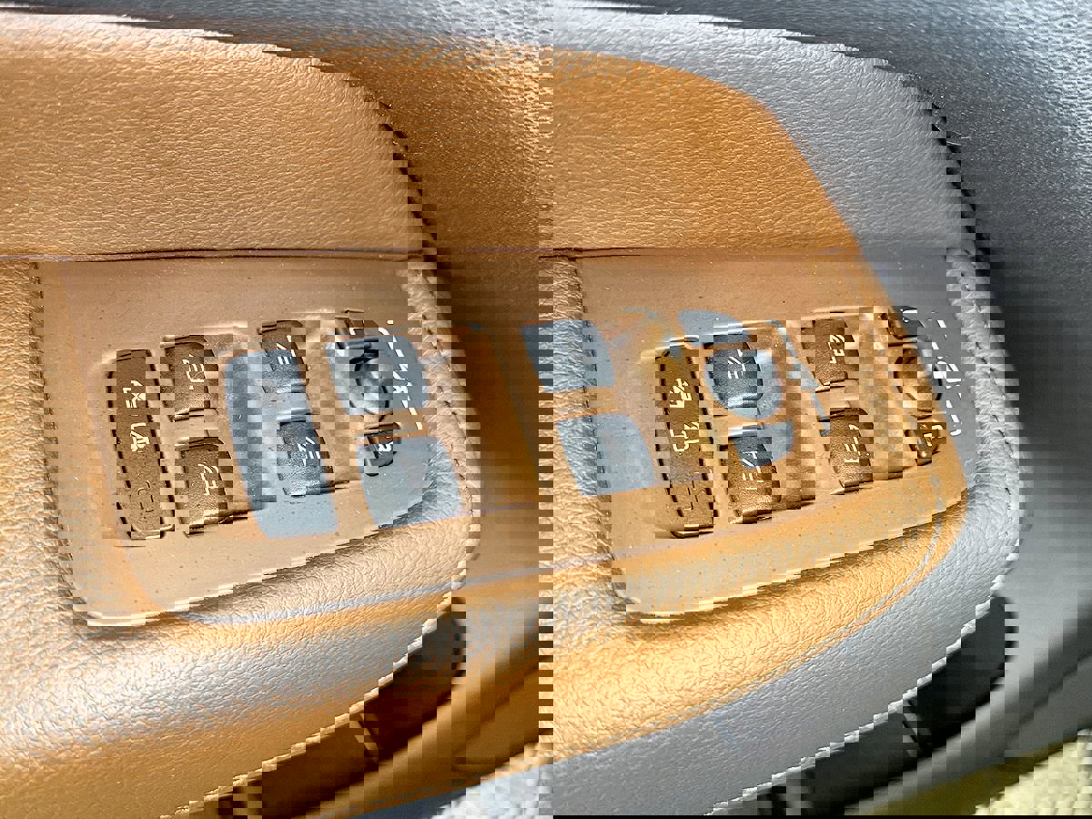 Used 2018 Volvo XC60 T5 Momentum w/ Convenience Package image 16