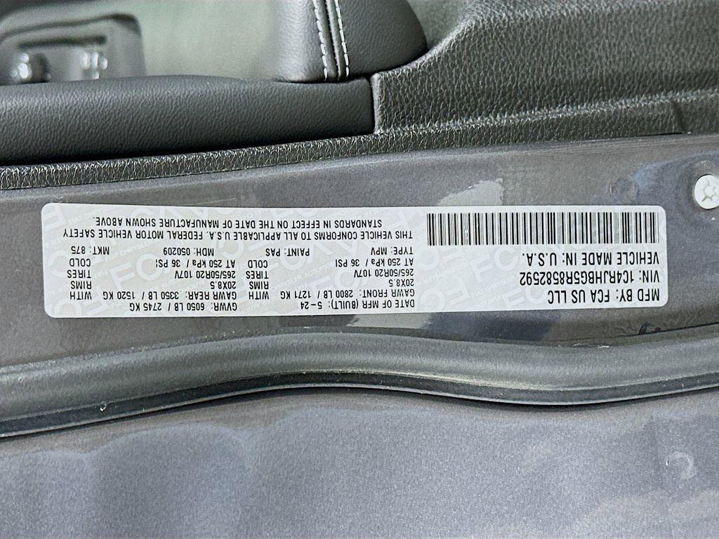 Used 2024 Jeep Grand Cherokee Limited w/ Black Appearance Package image 33