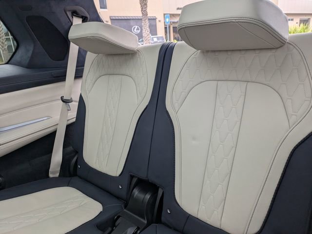 Used 2021 BMW X7 M50i image 16