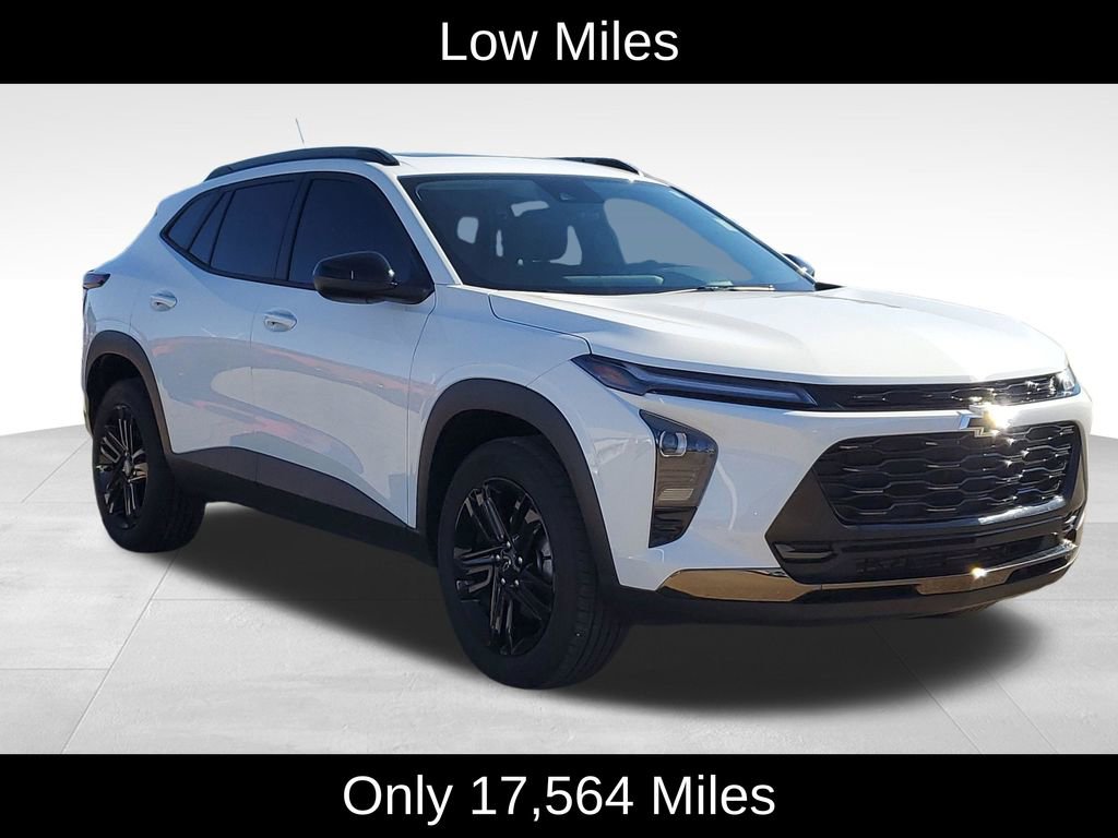 Used 2025 Chevrolet Trax ACTIV w/ Sunroof Package image 2