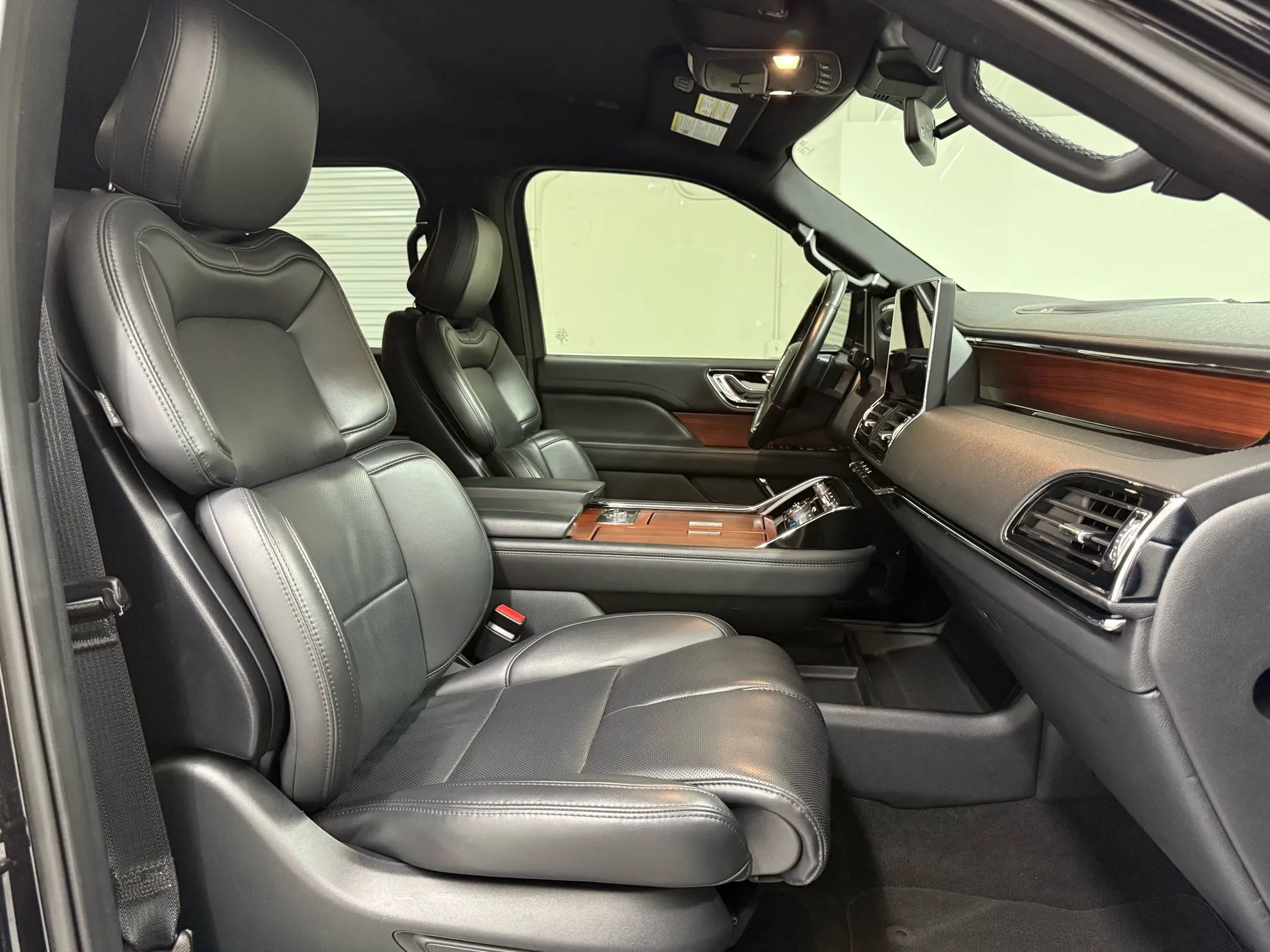 Used 2023 Lincoln Navigator L Standard Sport Utility 4D image 11