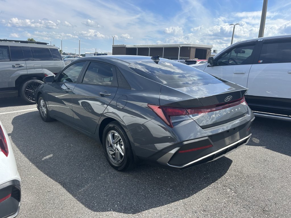 Certified 2025 Hyundai Elantra SE FWD image 6