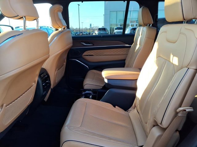 Used 2023 Jeep Grand Cherokee L Summit w/ Luxury Tech Group V image 27