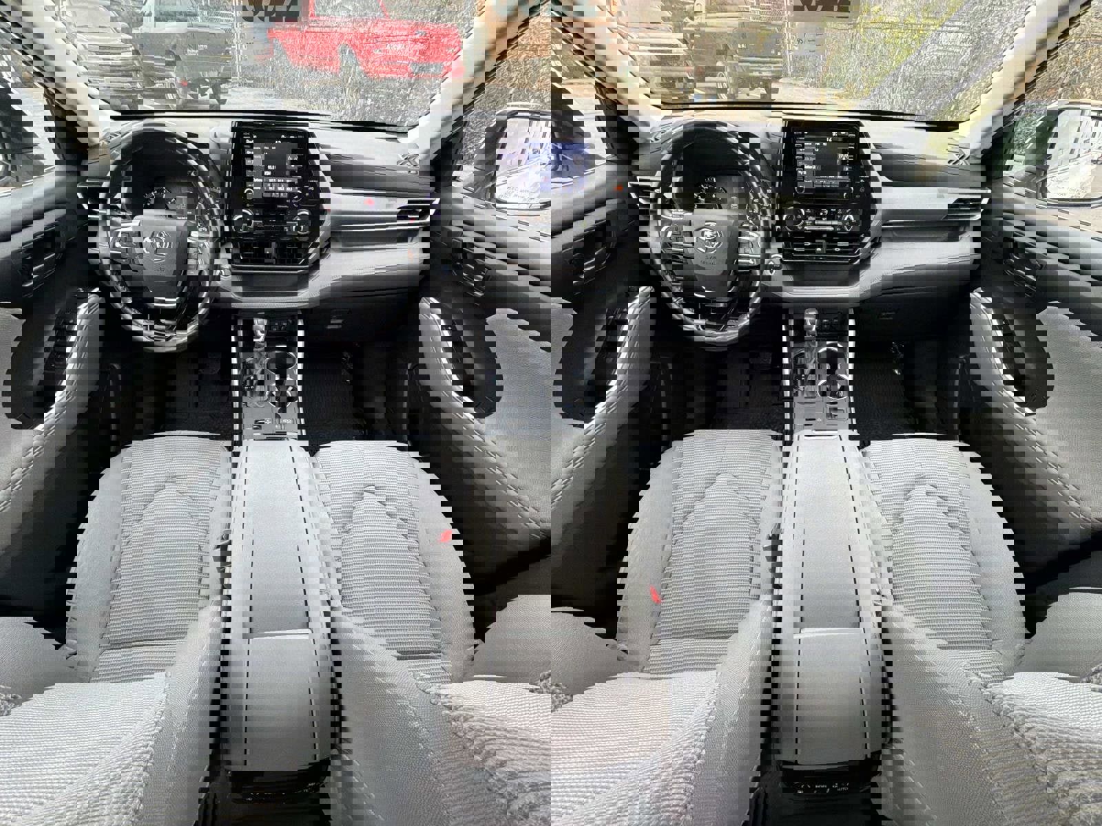 Used 2021 Toyota Highlander LE image 2