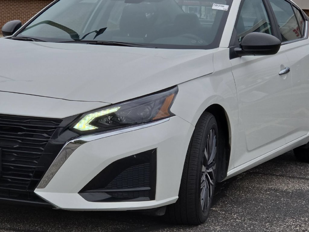 Used 2025 Nissan Altima 2.5 SV FWD image 9