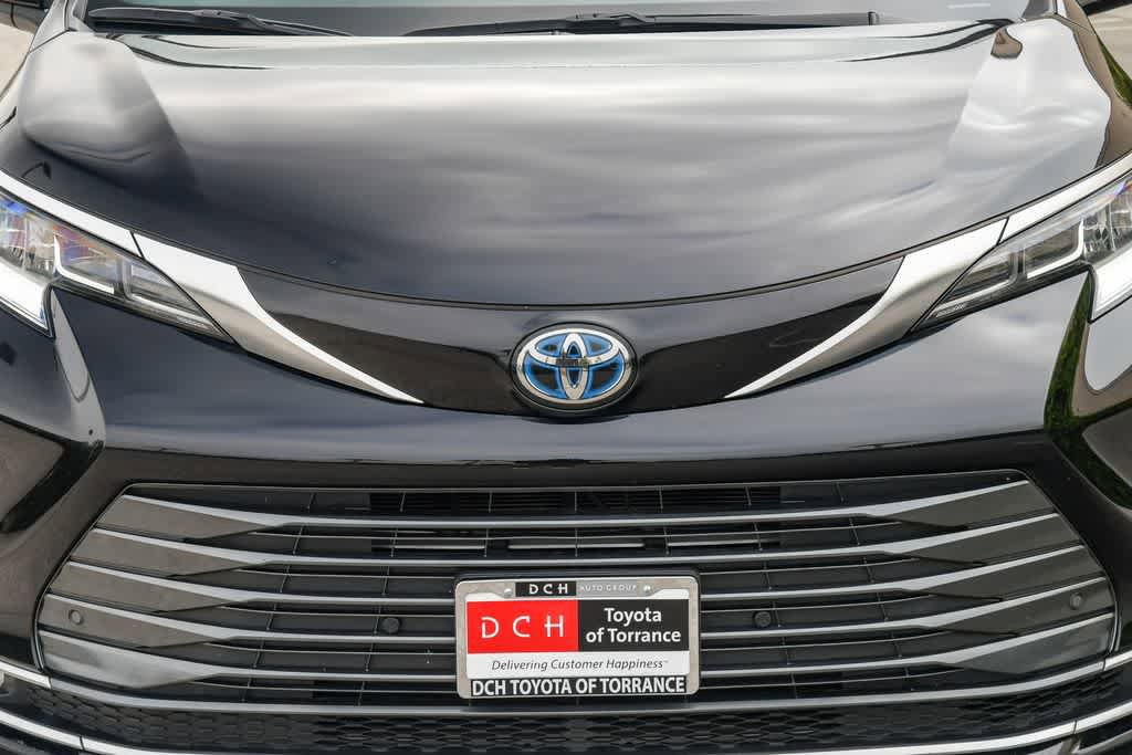 Used 2023 Toyota Sienna Limited FWD image 5