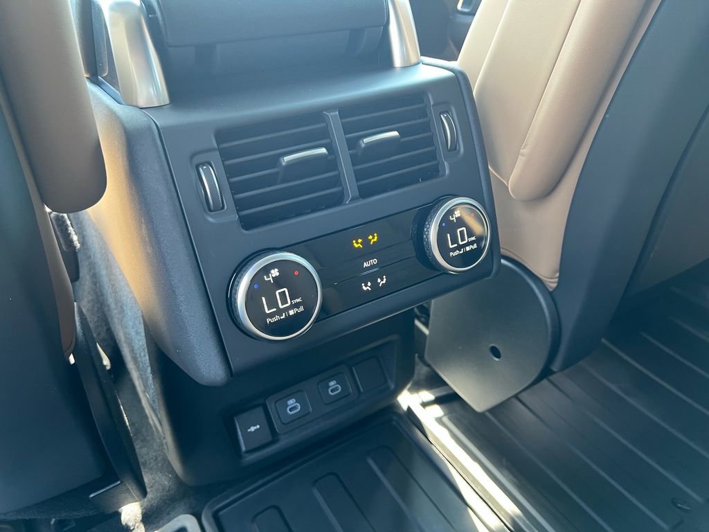 New 2026 Land Rover Discovery Dynamic SE image 23