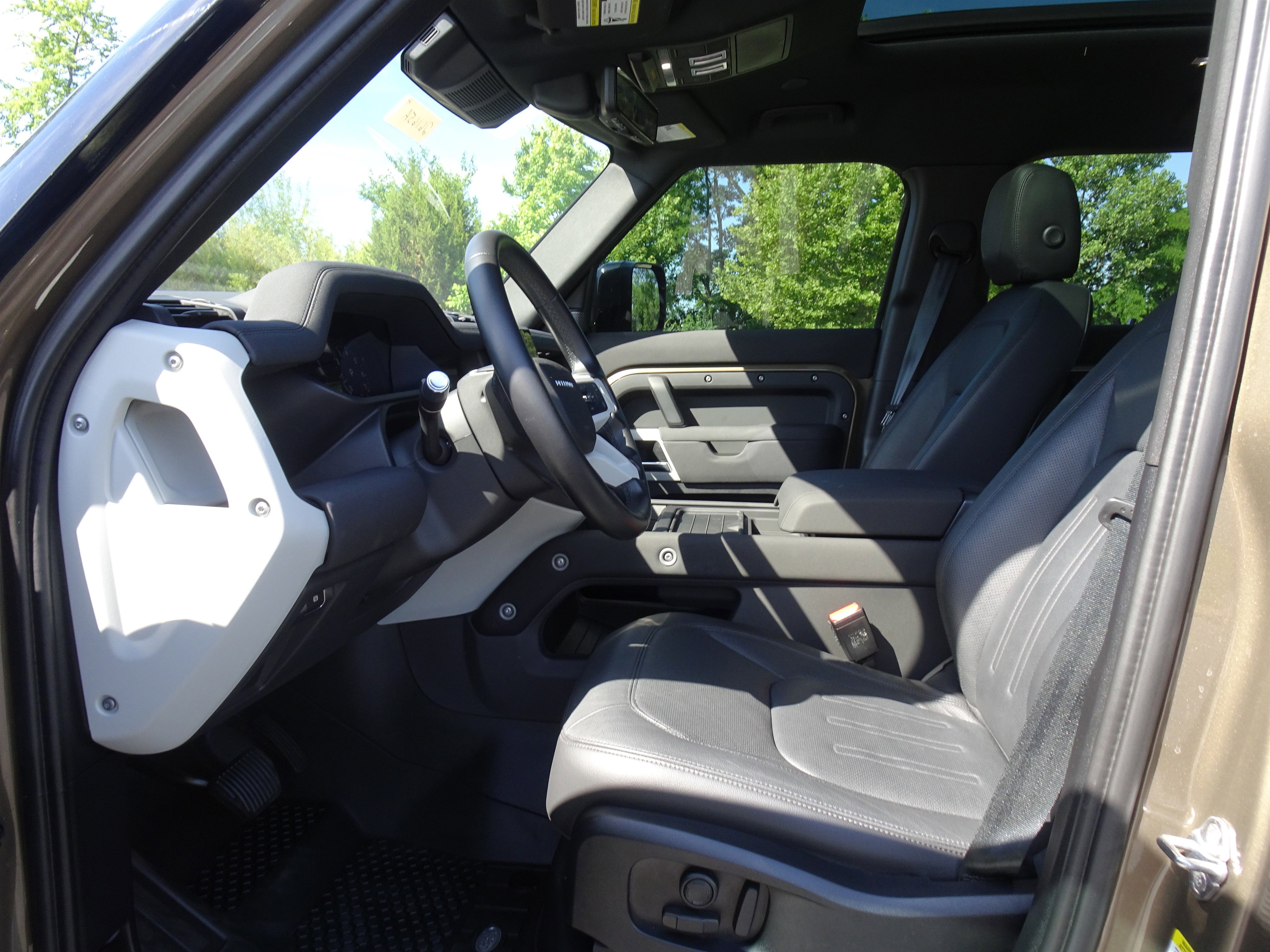 Used 2022 Land Rover Defender 110 SE AWD/4WD image 2