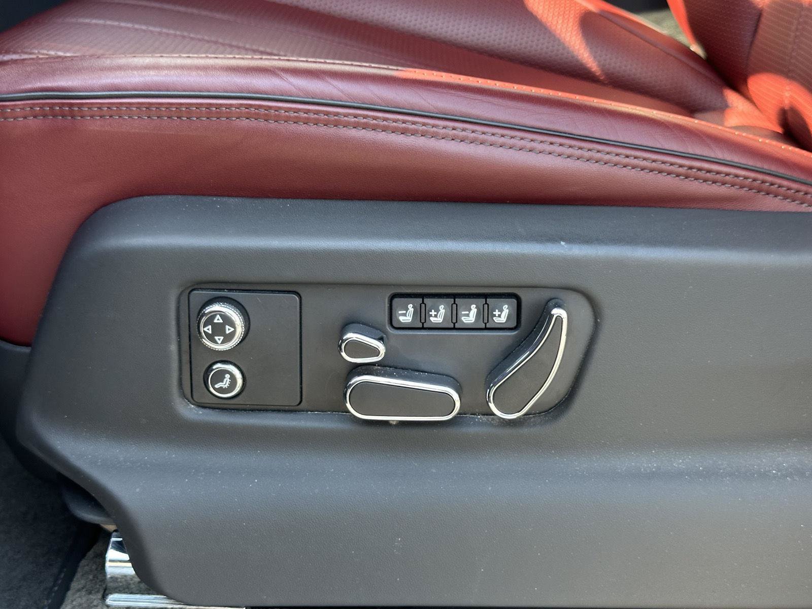 Used 2022 Bentley Bentayga AWD/4WD image 12