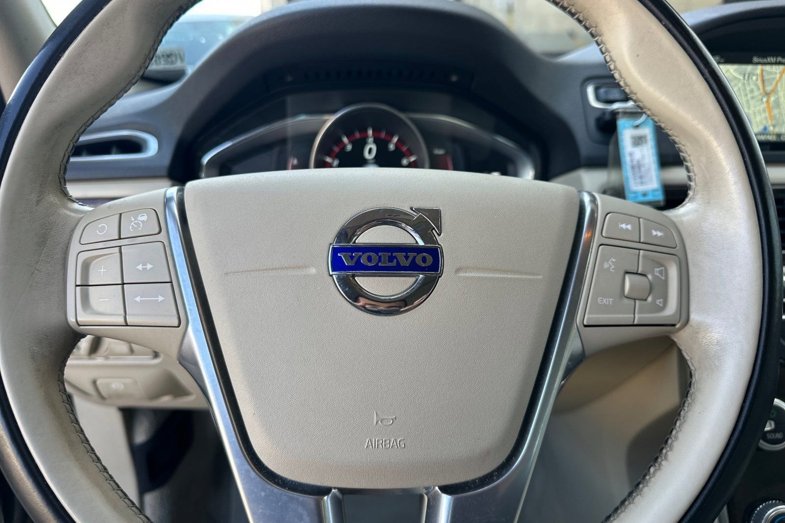 Used 2016 Volvo XC70 T5 Platinum w/ Protection Package image 25